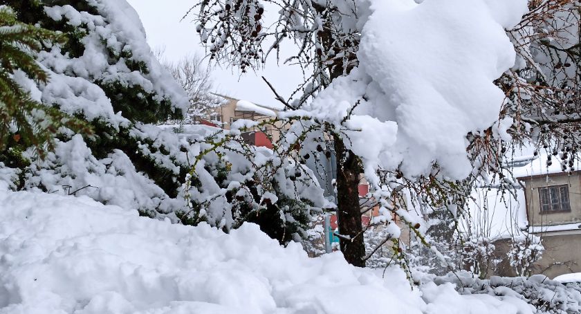 Solidnie śniegiem będzie sypać do jutra
