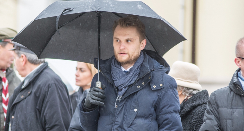 Biednemu posłowi wszystko się z PiS-em kojarzy