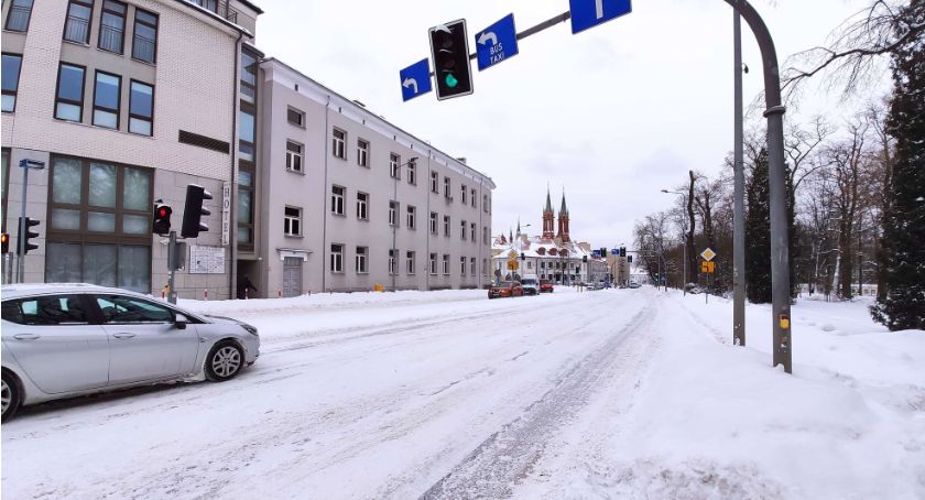 Przez cały weekend mają trwać prace związane z usuwaniem zwałów śniegu i lodu