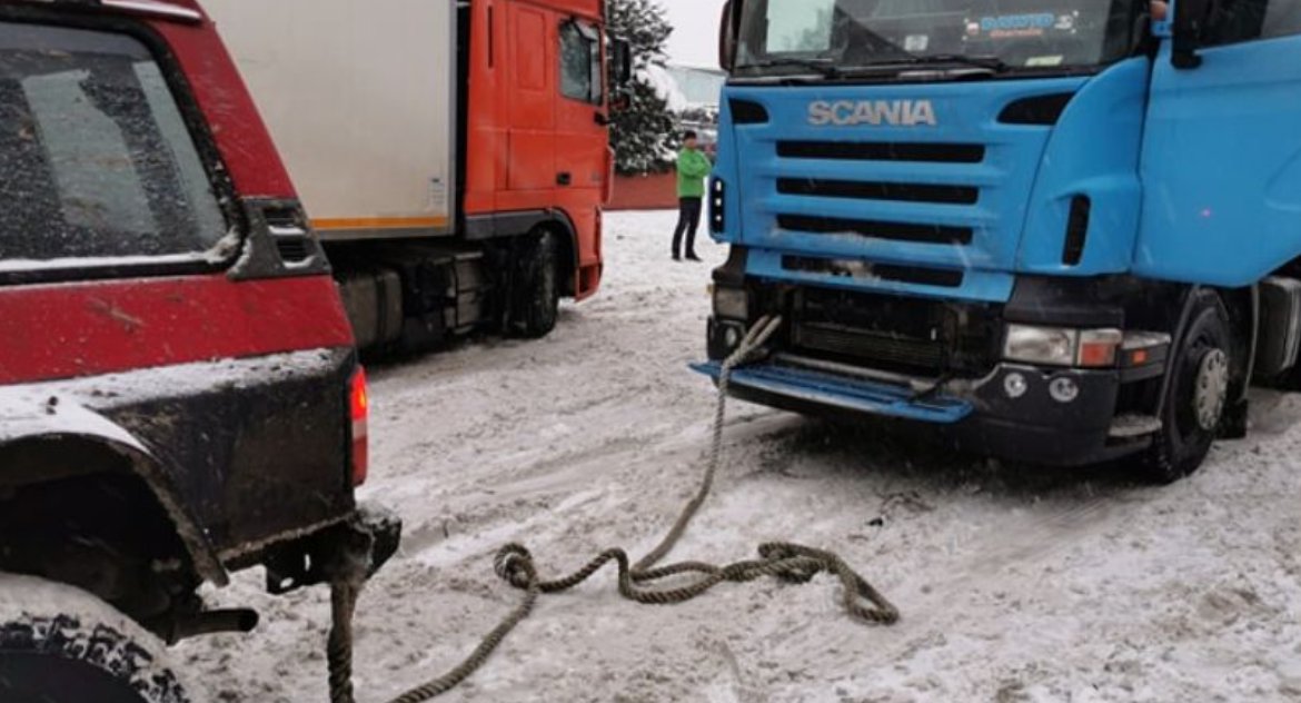 Zakopany w śniegu? Oni pomogą - przyjadą z kablami i łopatami, wyciągną