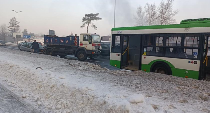 Na białostockich drogach znów ślisko. Rano przy stadionie zderzyło się kilka pojazdów, w tym autobus