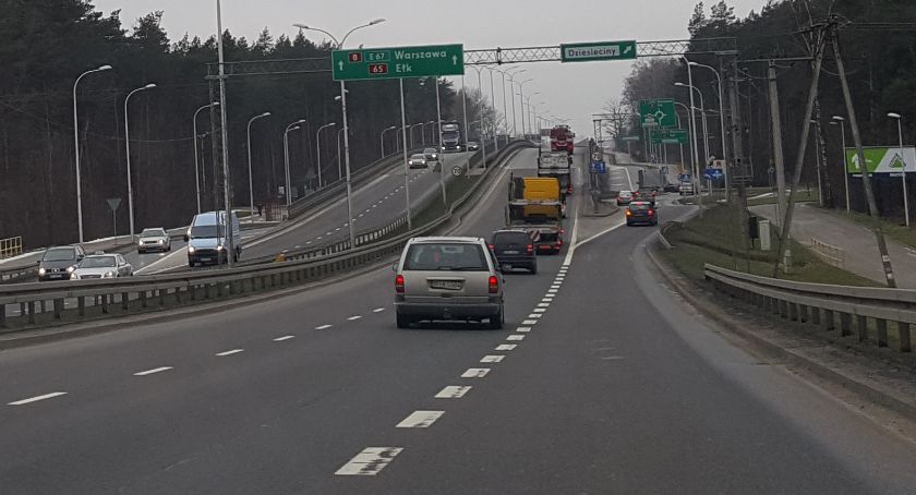 Drogowcy z braku soli sypali jezdnie piaskiem. Teraz jest kolejny bałagan, którego też nie ma komu posprzątać