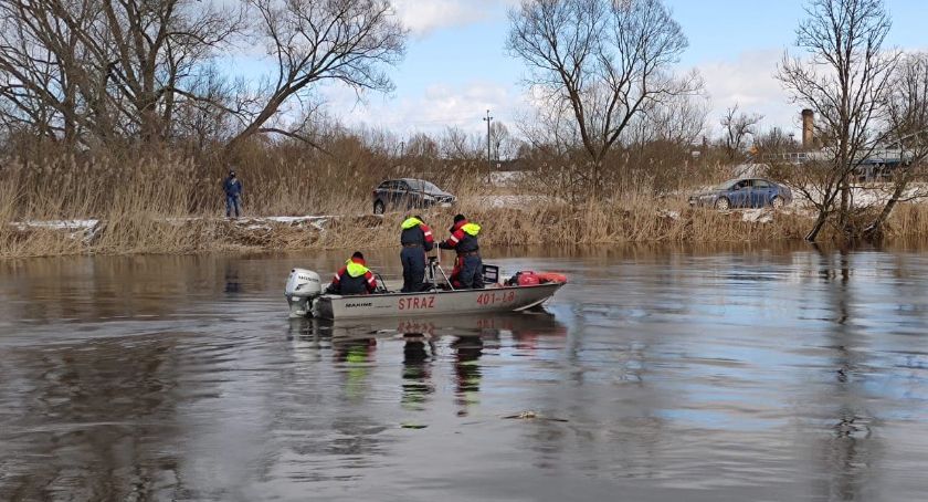 Drugi dzień wodniacy szukają osobowej Hondy, którą kierowca wjechał do Narwi