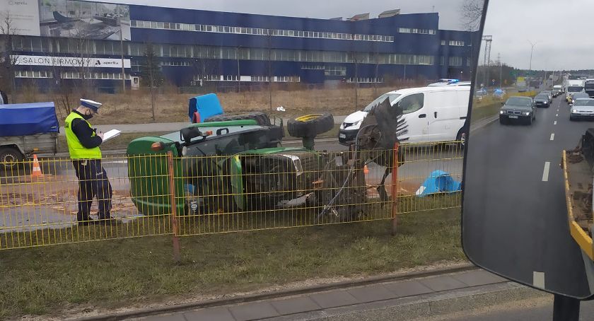 Kierowca pojazdu sprzątającego ulice trafił do szpitala po wypadku. To nowy pracownik firmy
