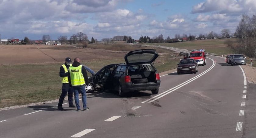 Jasionówka Kolonia - zderzenie aut, są ranni, droga zablokowana