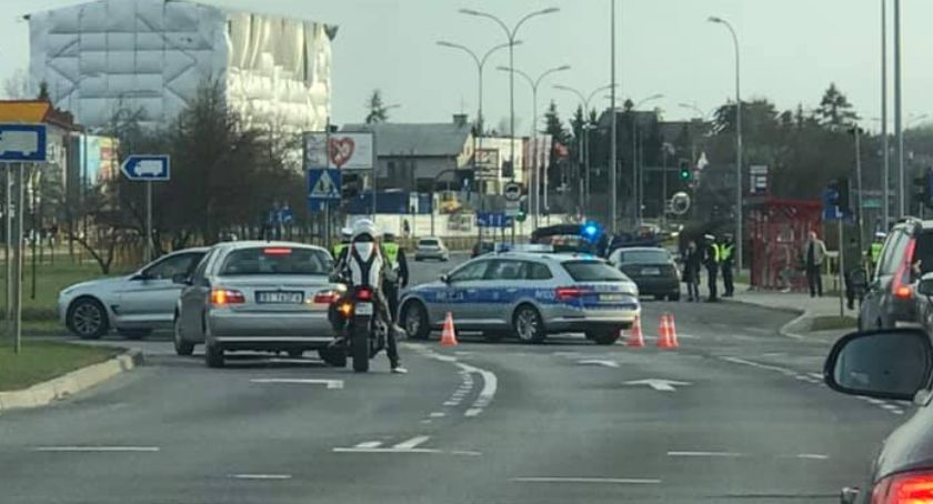 Dwoje policjantów trafiło do szpitala po zderzeniu ich radiowozu z BMW
