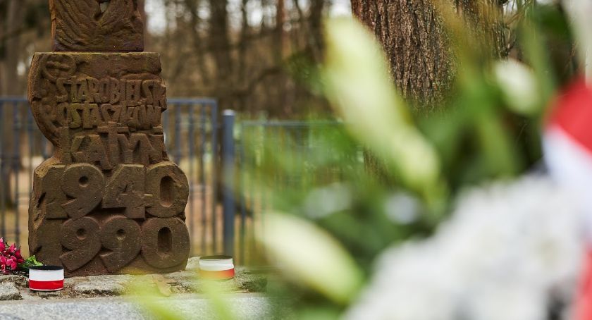 Bo są wieńce godne i mniej godne