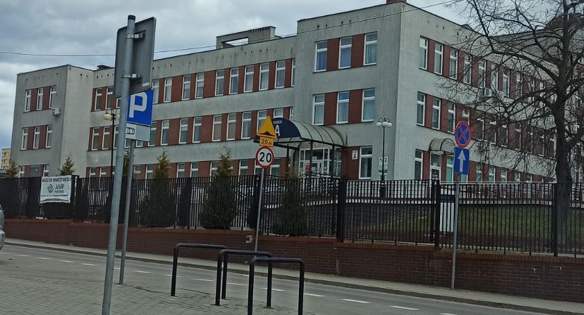 Zakażonych koronawirusem jest mniej, ale w szpitalach to właśnie teraz jest szczyt zachorowań