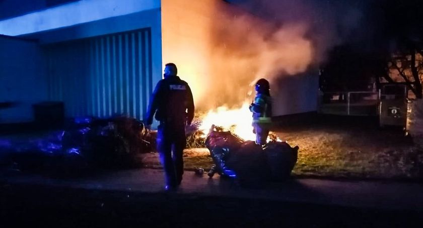Pierwsi do gaszenia pożaru przy ścianie Filharmonii Podlaskiej ruszyli policjanci