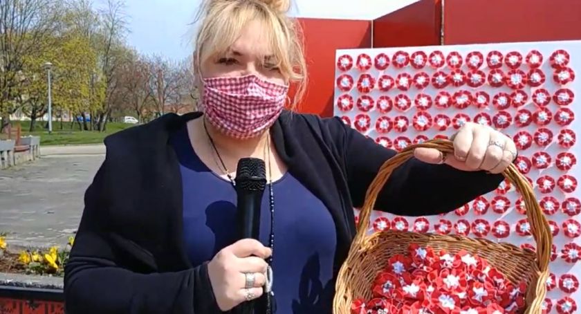 Na 3 Maja miej przypięty kotylion. Otrzymasz go pod Ratuszem