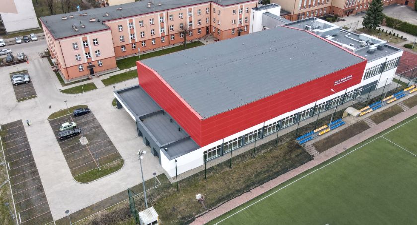 Dlaczego powszechne punkty szczepień ruszyły u nas tak późno?