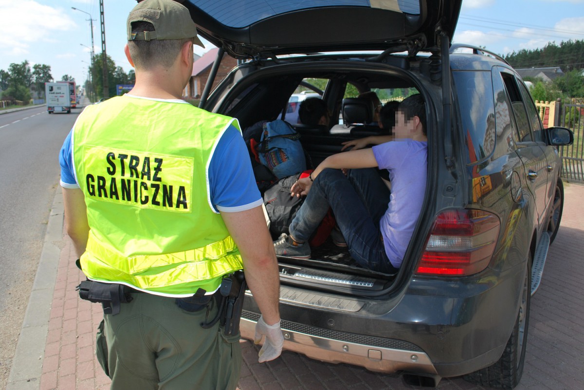 Rosjanie uciekali przed patrolem, bo przewozili nielegalnych migrantów