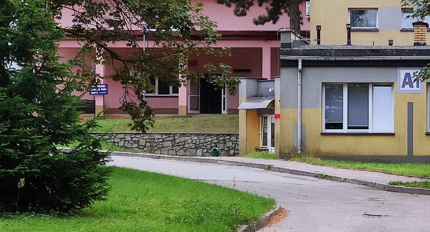 Ponad 400 zgonów wśród osób zakażonych koronawirusem. Nowych zakażonych ubywa