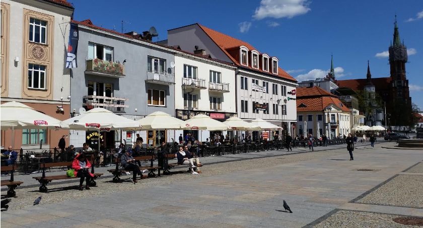 Za chwilę będą otwarte ogródki letnie. Z centrum Białegostoku kilka razy też znikną, by pojawić się na nowo