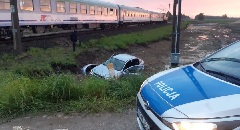 W powiecie mazowieckim lokomotywa zderzyła się z autem osobowym. Są ranni