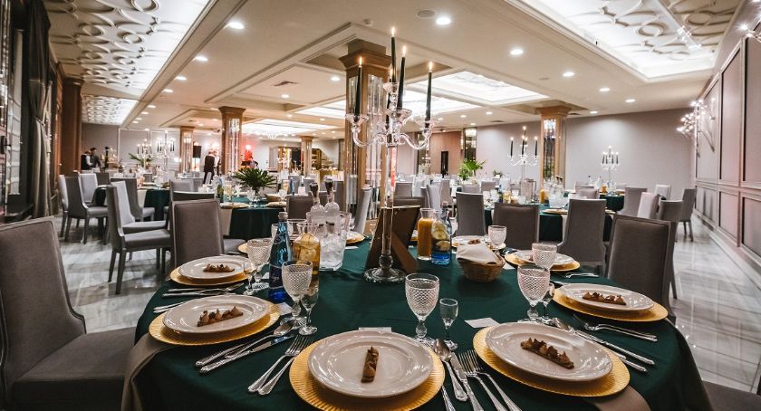 Gastronomia podnosi się po zamknięciu. Ale problemy pozostają - nie ma komu pracować