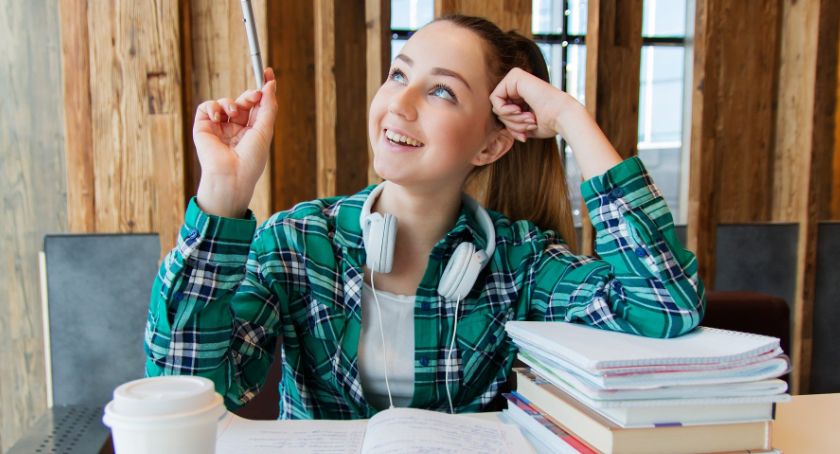 Czy warto iść na studia? – Wady i zalety studiowania