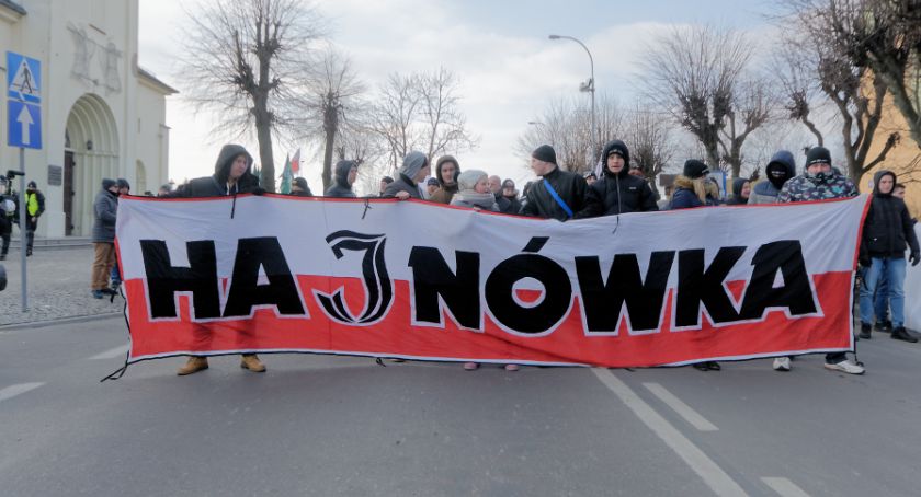 „Pileckiego pamiętamy, komunistom żyć nie damy” – ten okrzyk ma być propagowaniem ustroju totalitarnego