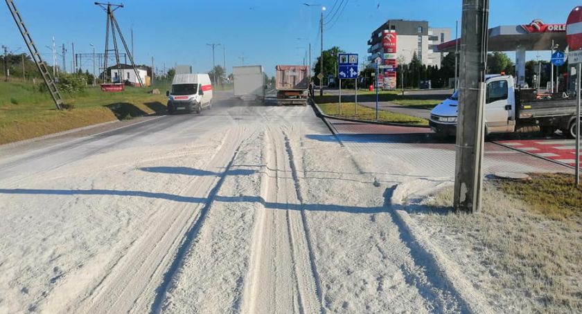 To nie śnieg przy stacji paliw w Mońkach. Utrudnienia w ruchu są spowodowane usuwaniem mąki