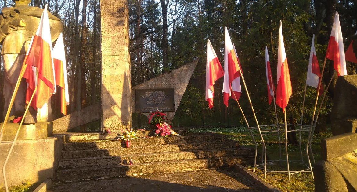 Prezydent Truskolaski znalazł wytłumaczenie dla ustawienia flag narodowych pod pomnikiem okupantów sowieckich
