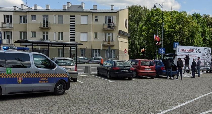 Reklama stojąca jest wykroczeniem, ale jeżdżąca to już nie
