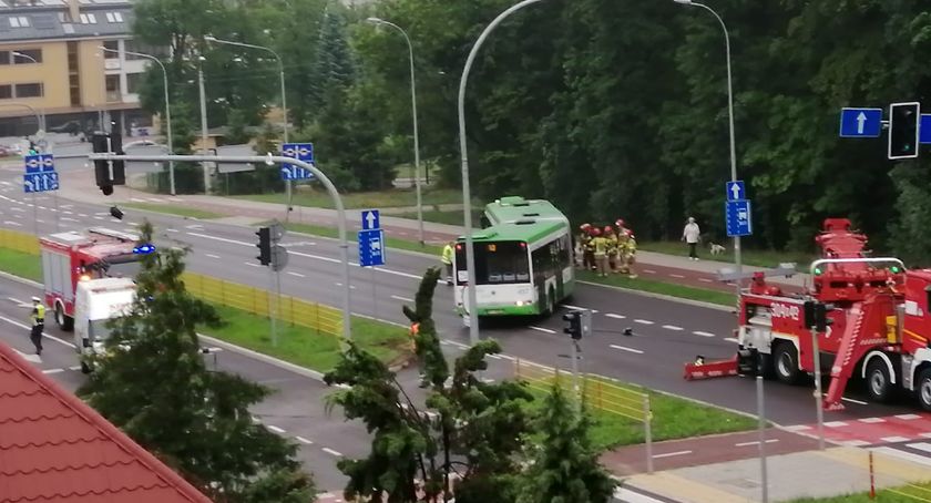 Miejski autobus uderzył w słup na ulicy Wiosennej