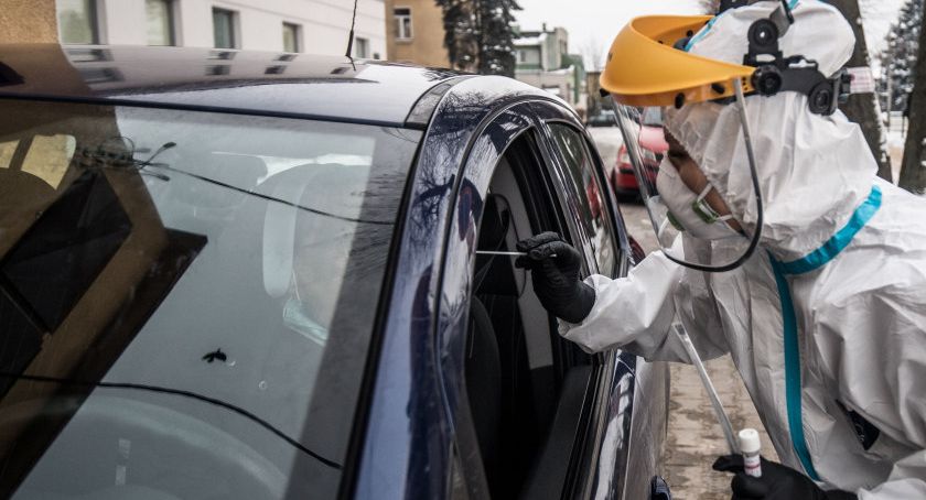 W kraju kolejna doba z ponad setką zakażeń koronawirusowych 