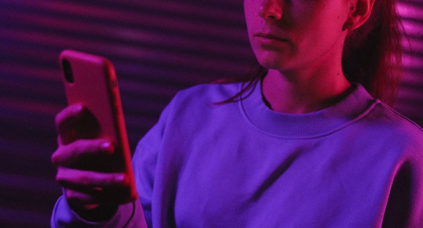Około 130 tys. złotych na telefon zaufania i skrzynkę mailową dla Tęczowego Białegostoku