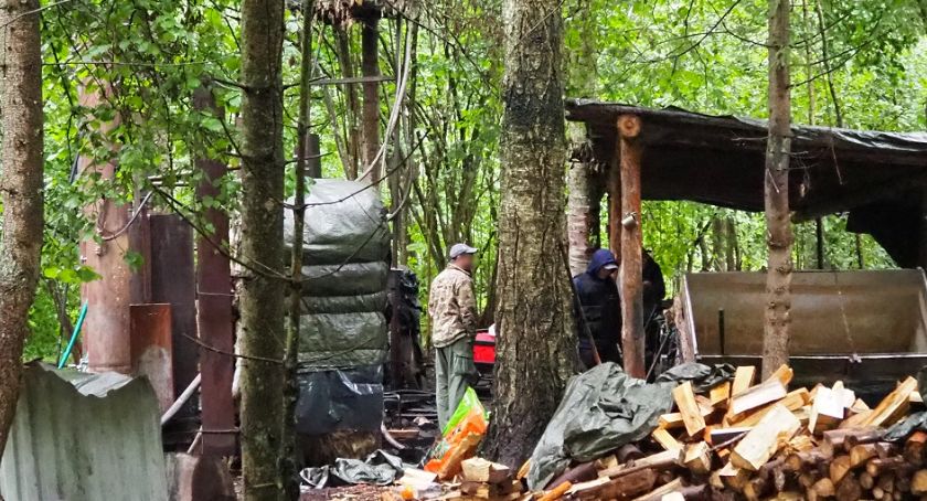 Bimberek trzymał pod ziemią. Stracił kilkaset litrów