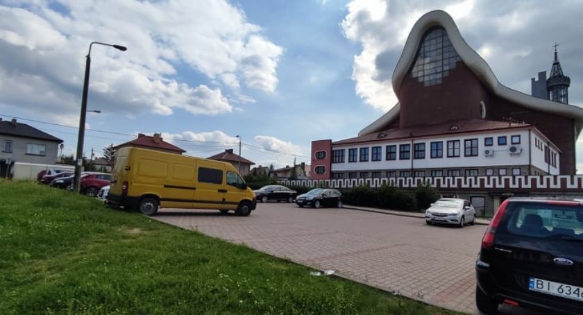 Parking pod kościołem Św. Kazimierza na razie zostaje