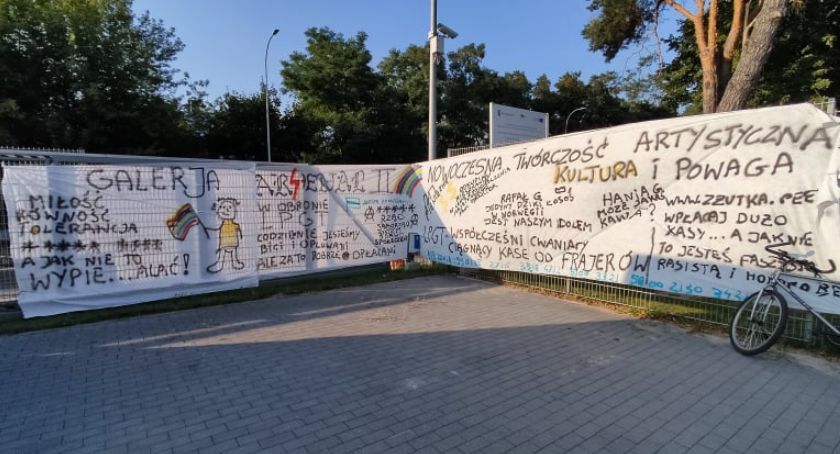 Kibicowski street art pojawił się na stadionowym ogrodzeniu