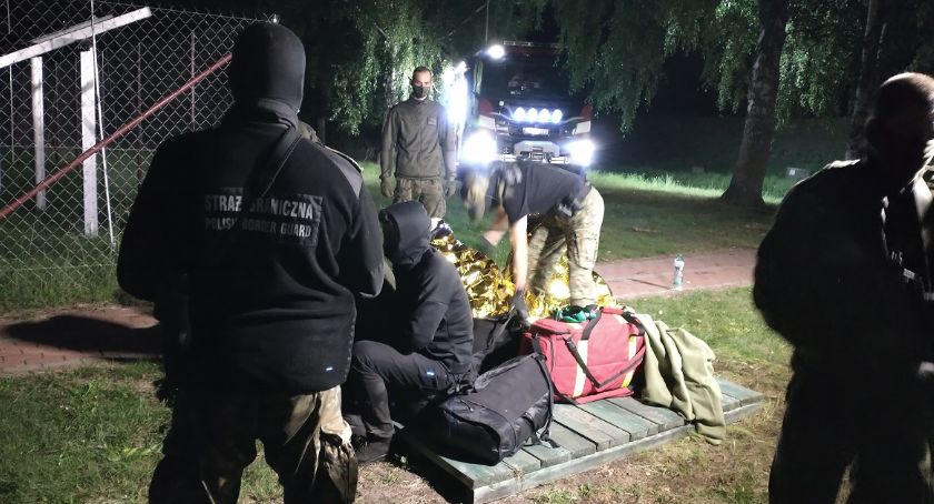 Cudzoziemcom, którzy utknęli na podmokłym rozlewisku Narwi z pomocą ruszyli polscy pogranicznicy
