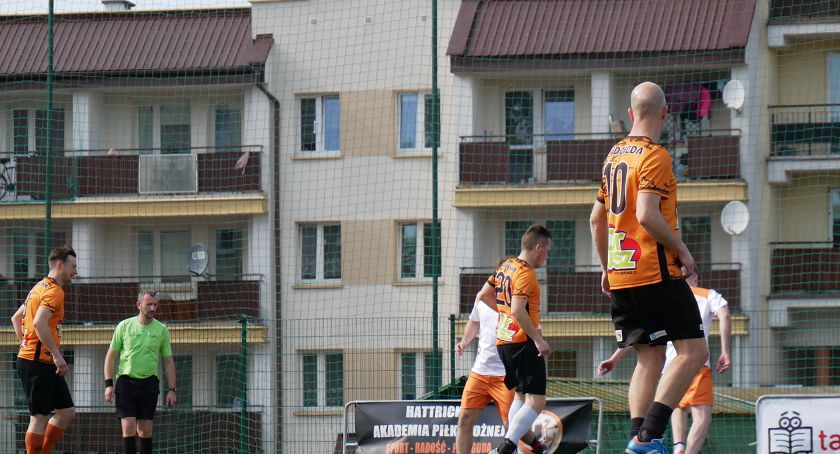 Firmy na boisku, pieniądze na zajęcia dla dzieci i młodzieży