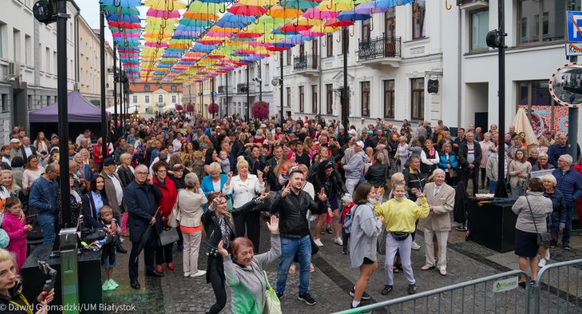 Białostoczanie lato pożegnali tańcem pod parasolkami