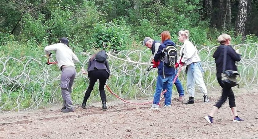 Za zniszczenie mienia będą odpowiadać zatrzymani pod granicą aktywiści