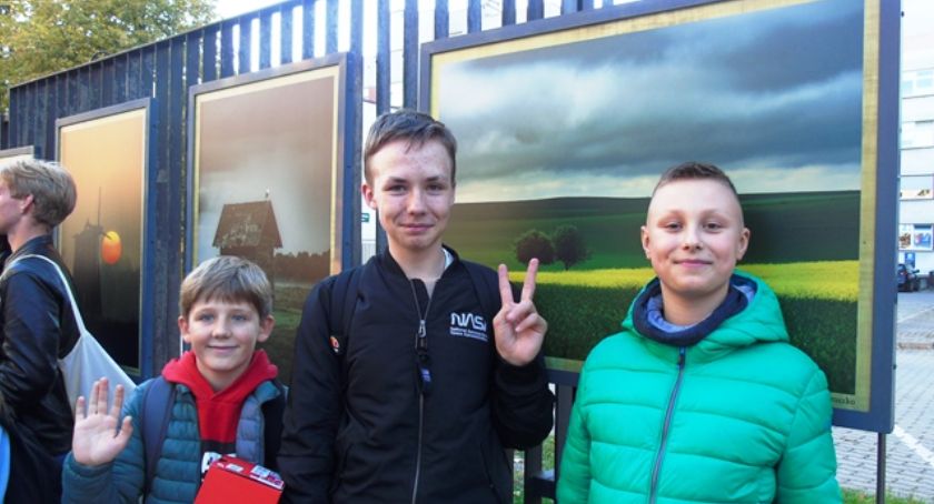Niezwykła uliczna wystawa: najnowsza odsłona Galerii na Płocie [ZDJĘCIA]