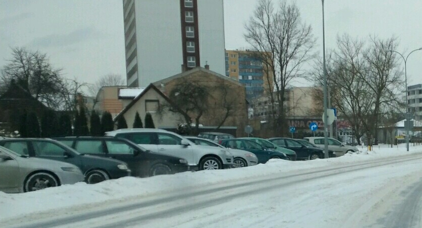 Parkingi zawalone śniegiem
