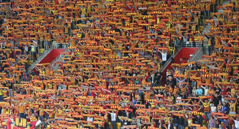 Jagiellonia przed inauguracją w Uniejowie. Stadion Miejski przegrywa z zimą, a kibice są wkurzeni