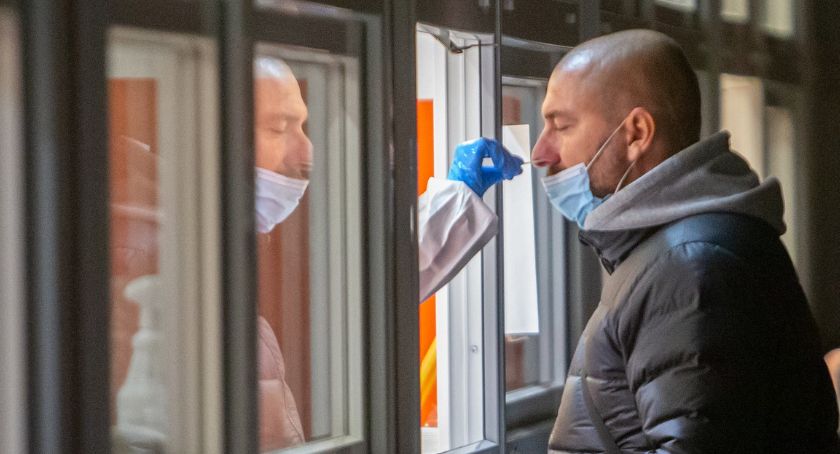 Liczba zakażeń z tygodnia na tydzień rośnie. Podlaskie wciąż w czołówce
