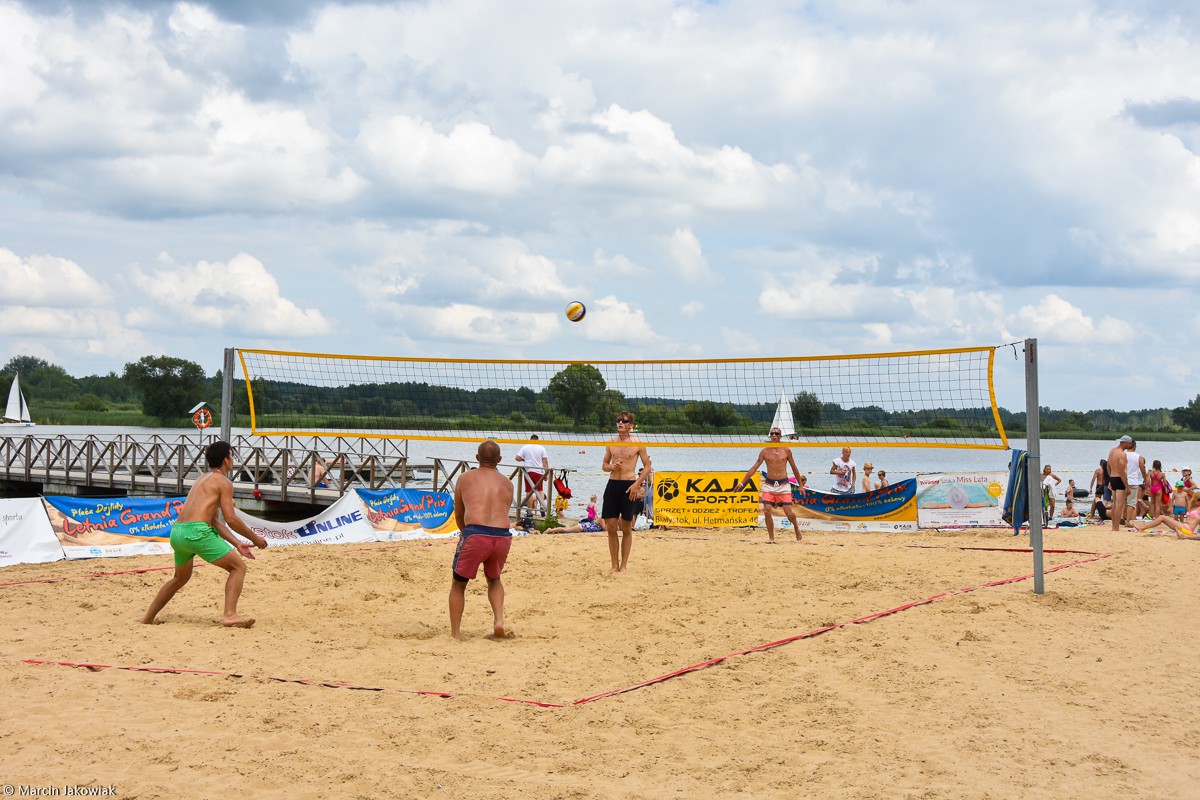 Siatkówka na plaży: z rywalami i wiatrem