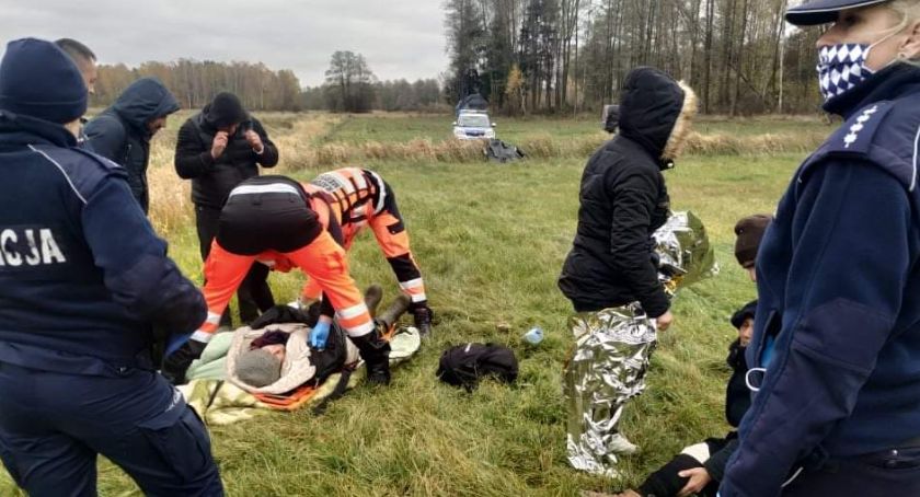 Bandzior chciał zepchnąć radiowóz, by kolega mógł uciec z nielegalnymi migrantami [WYPADEK]