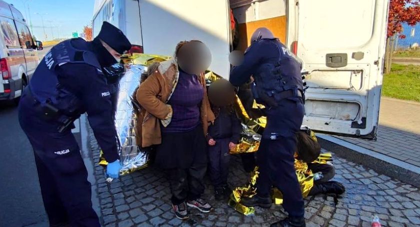 Kolejni kurierzy z migrantami zatrzymani. Skala przemytu ludzi rośnie