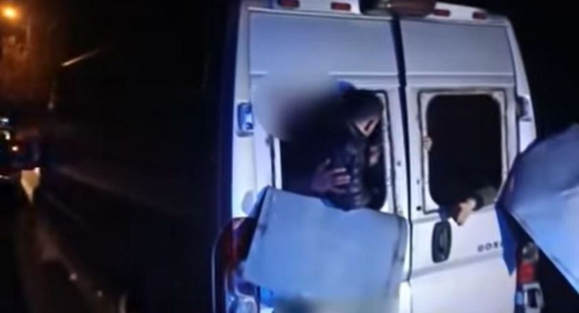 Nielegalni migranci z Iraku zdemolowali busa, którym wiózł ich przemytnik