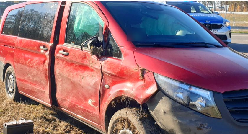 Policjanci gonili busa z migrantami. Mercedes pędził 210 km/h, wylądował w rowie [ZDJĘCIA]