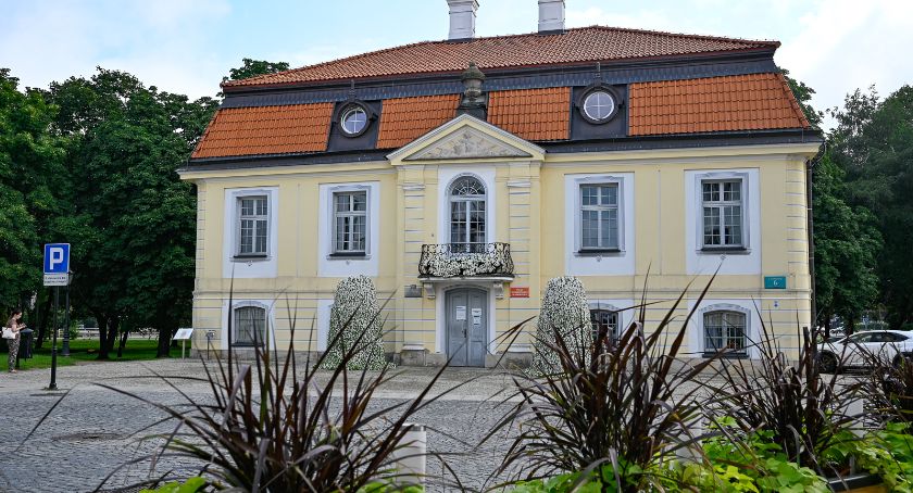 Białystok naśladując Michałowo podświetli pałacyk gościnny na zielono w ramach akcji solidarnościowej 