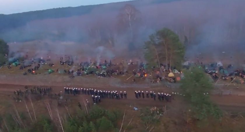 Migranci siłą forsują polską granicę! Są ich tysiące. Policja i wojsko używają gazu [WIDEO]