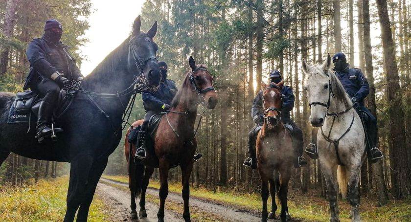 Policja na granicy, patrole konne i koczowisko na wzór Usnarza [ZOBACZ WIDEO I ZDJĘCIA]