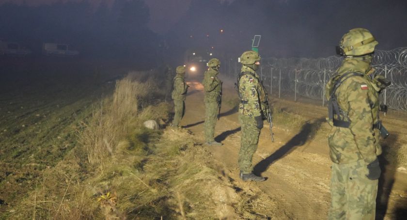 Białoruskie wojsko przepycha migrantów na polską stronę. Oślepia też Polaków laserem [WIDEO]