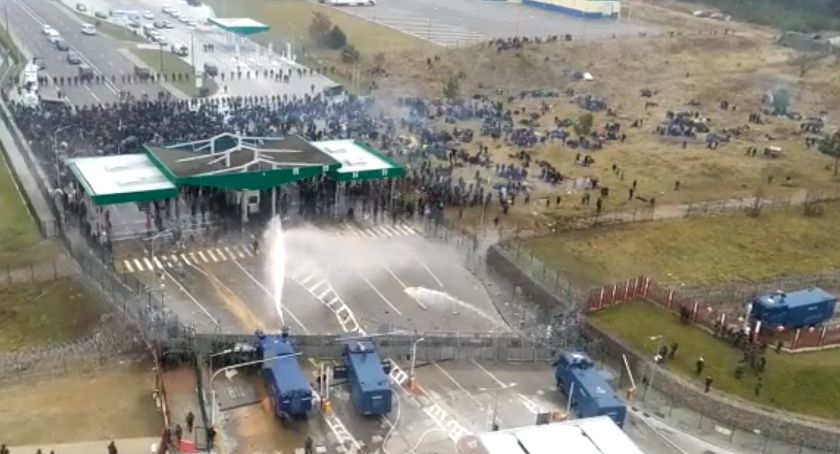 Trwa atak na polską granicę. Mundurowi obrzuceni kamieniami i granatami hukowymi [WIDEO]