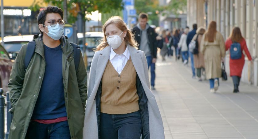 Mniej zakażeń niż wczoraj, ale to wciąż grubo ponad 20 tysięcy
